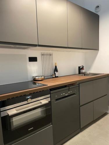 une cuisine avec une cuisinière et un comptoir dans l'établissement Nimes , appartement rénové dans immeuble classé., à Nîmes