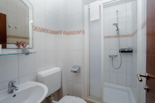 Ένα μπάνιο στο Villa Green Hema