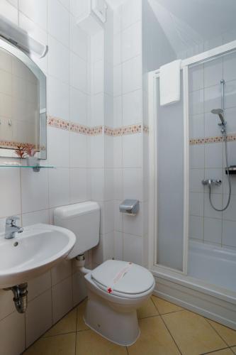 Ένα μπάνιο στο Villa Green Hema