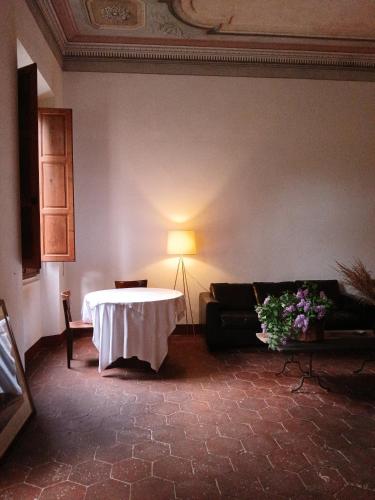 a living room with a table and a couch at Agriturismo Villa Gorgognano in Certaldo