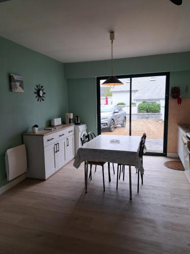 une cuisine avec une table et des chaises dans une pièce dans l'établissement Maison familiale avec jardin de 300m2, au Croisic