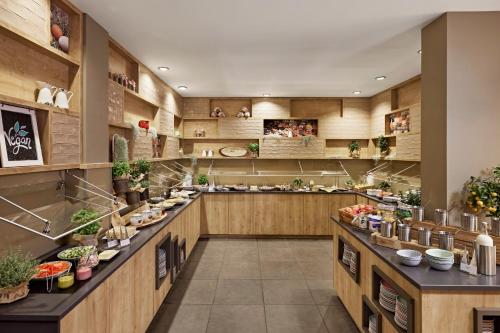 Kuchyň nebo kuchyňský kout v ubytování Lindner Hotel Cologne City Plaza, part of JdV by Hyatt