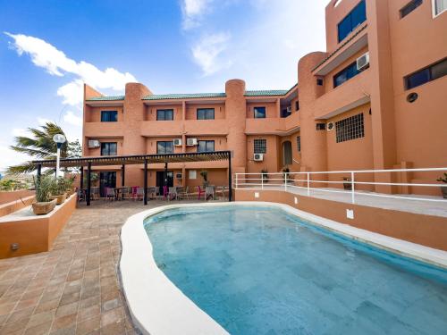 a view of the courtyard of a hotel with a swimming pool at Hotel Uxulkah in Campeche