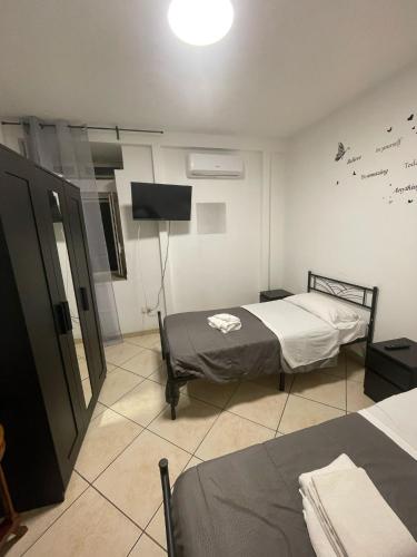 Habitación con 2 camas y TV. en Stabiae Apartment Central, en Castellammare di Stabia