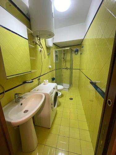 Un baño con lavabo, inodoro y ducha. en Stabiae Apartment Central, en Castellammare di Stabia