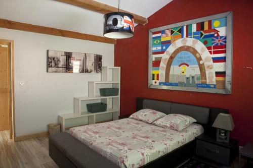 une chambre avec un lit et un tableau au mur dans l'établissement Maison à la campagne avec piscine privée, à Marsalès