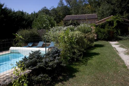 un jardin avec une piscine et quelques buissons dans l'établissement Maison à la campagne avec piscine privée, à Marsalès