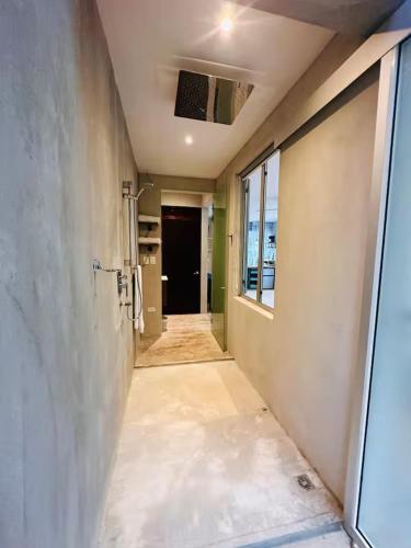 an empty hallway of a room with a door and a window at Villa Mel in Punta Leona
