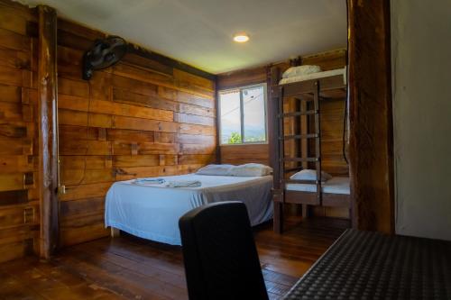Cabañas Orlando y Más Na' Tayronaにあるベッド