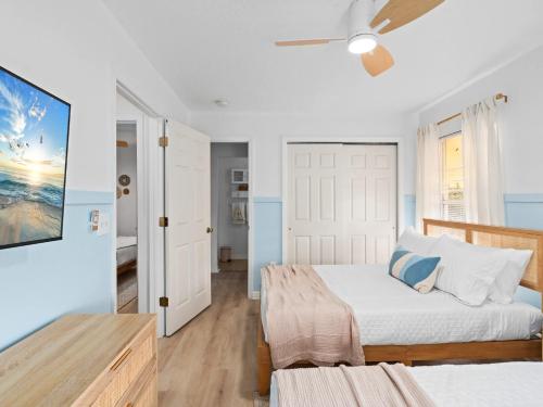 a bedroom with a bed and a ceiling fan at SUPER BOHO- At LAKE TOHO's WATER SLEEPs 6 in Kissimmee