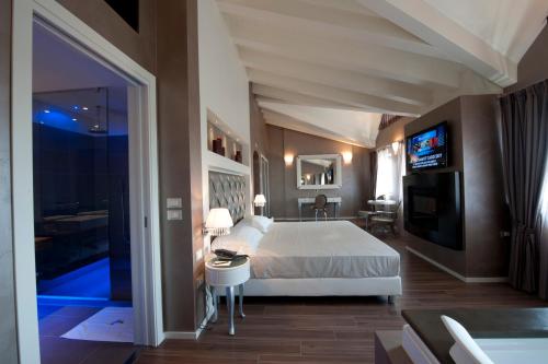 - une chambre avec un lit et une télévision dans l'établissement Hotel Morgana, à Rodengo Saiano