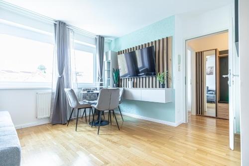 Chic 1BR & 1LR, Kingbed, only 9 min to City Center via Metro