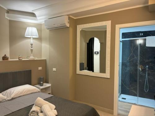 En eller flere senge i et værelse på Sikanart Home