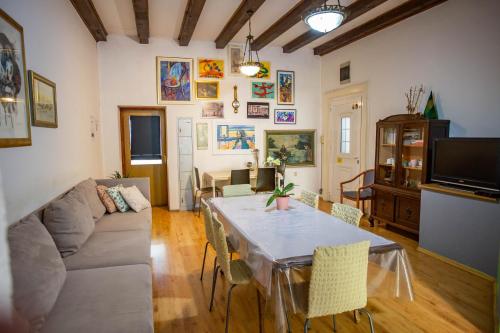 ein Wohnzimmer mit Tisch und Couch in der Unterkunft Anchi Guesthouse in Dubrovnik
