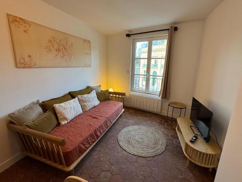 Televisyen dan/atau pusat hiburan di Panorama Suites - Odilon et Aelys - Provins centre