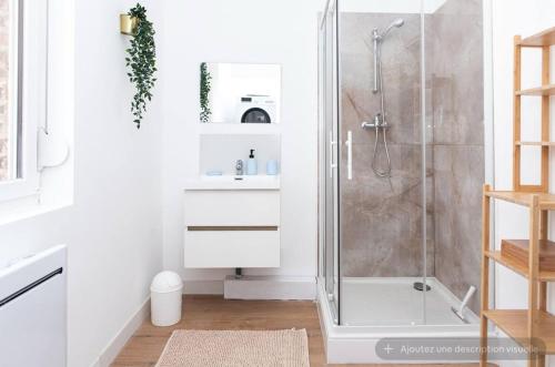 a bathroom with a shower and a sink at La Calaisienne - Grande maison 6 ch-Cinéma privé & bar-Tourcoing in Tourcoing
