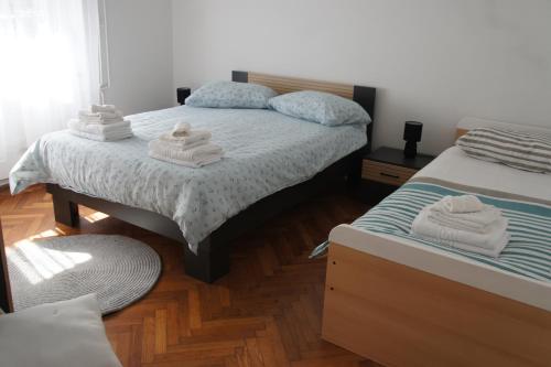 里耶卡Kuća za odmor Vila Elza的一间卧室，有两张床，床上有毛巾