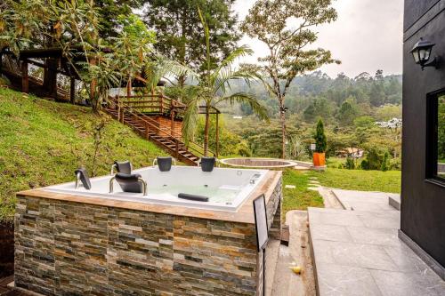 Κήπος έξω από το Nature Retreat Views, Grill, Jacuzzi & Glamping