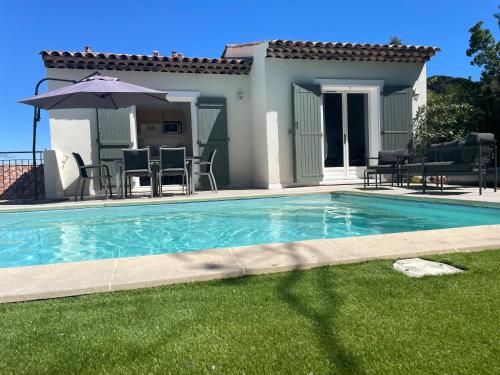 une piscine devant une maison dans l'établissement Villa Sainte Maxime 8 personnes piscine privée et proche de la mer, à Sainte-Maxime