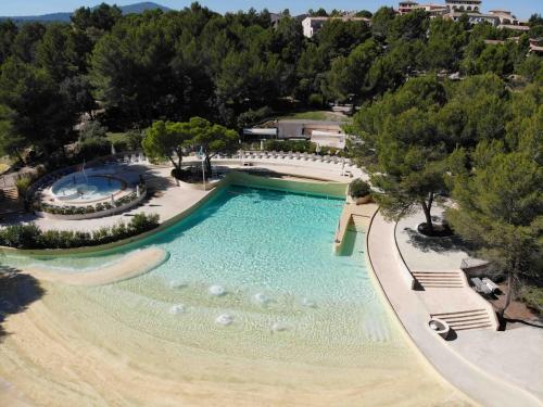 une vue aérienne d'une piscine dans un complexe hôtelier dans l'établissement SUNRISE - Golf de Pont Royal, à Mallemort
