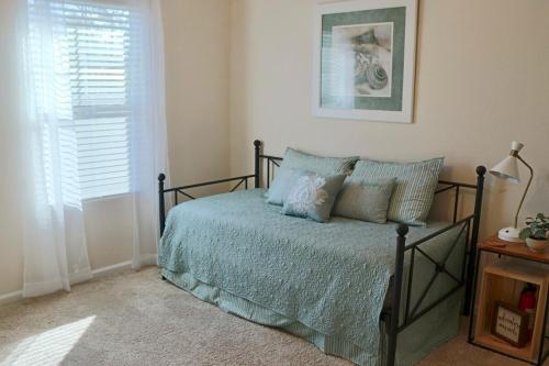 Ένα ή περισσότερα κρεβάτια σε δωμάτιο στο Entire Townhome Minutes from Beach and Airport