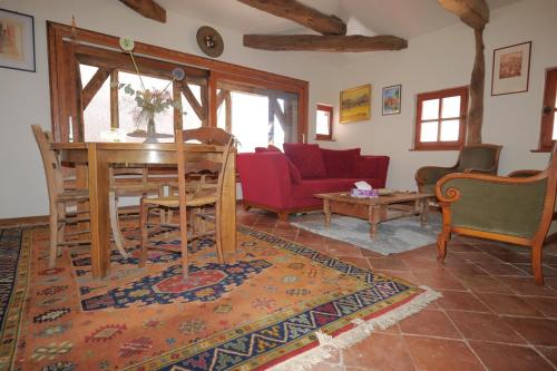 un salon avec une table et un canapé dans l'établissement La lauze et l'anguille, à Gaillac