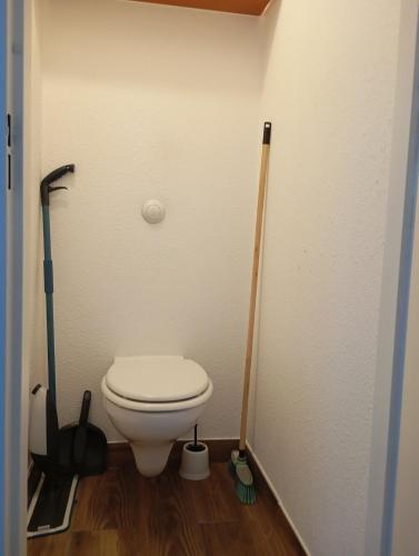 La salle de bains est pourvue de toilettes et de 2 serpillières. dans l'établissement Santorini du Futuroscope, à Chasseneuil-du-Poitou