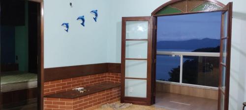 a bathroom with a mirror and a window at Casa de Junqueira Mangaratiba in Mangaratiba