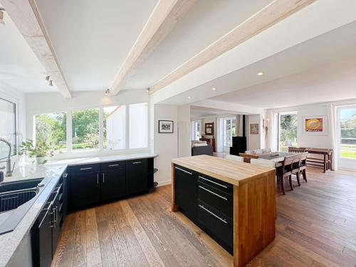 une grande cuisine avec une table et une salle à manger dans l'établissement Superbe villa à 2 pas de la mer !, à Les Sables-dʼOlonne