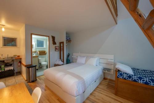 Katil atau katil-katil dalam bilik di Surf Haven - Cabin in Ucluelet - Sleeps 5