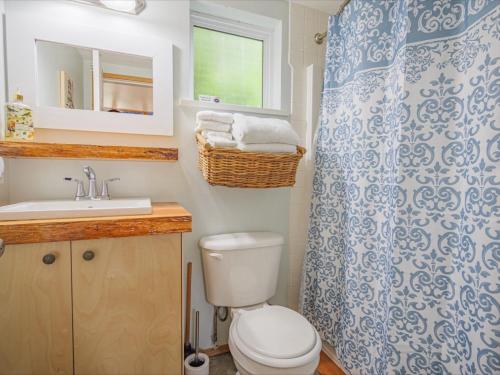 Bilik mandi di Surf Haven - Cabin in Ucluelet - Sleeps 5