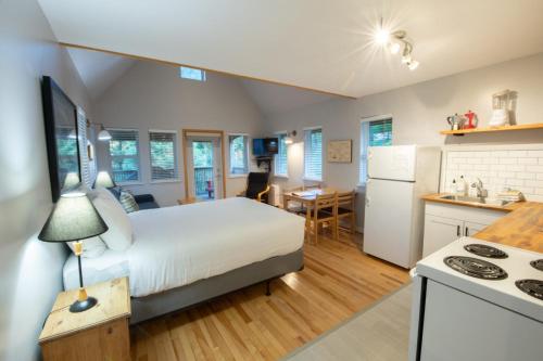 Η κουζίνα ή μικρή κουζίνα στο Rising Tide- Cabin In Ucluelet