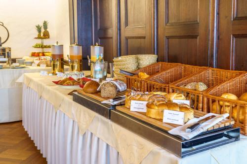 Una mesa con pan y pasteles encima. en Ferienwohnungen Alte Gerberei, en Bacharach