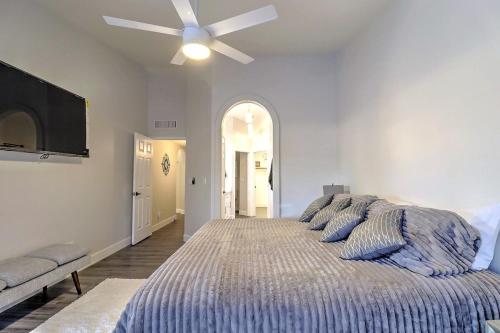 ein Schlafzimmer mit einem Bett mit Deckenventilator in der Unterkunft Executive Retreat near State Farm Stadium in Glendale