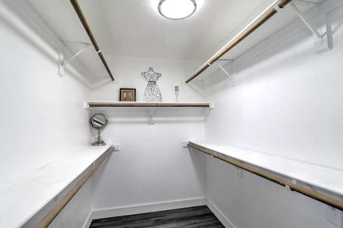 ein Flur mit weißen Wänden und einem weißen Regal in der Unterkunft Executive Retreat near State Farm Stadium in Glendale