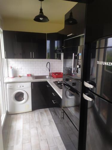 une cuisine avec un lave-linge et un lave-vaisselle dans l'établissement Studio 3F, à Saint-Louis