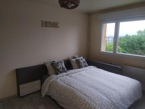 une chambre avec un lit et une fenêtre dans l'établissement Studio 3F, à Saint-Louis