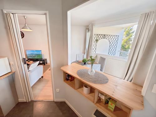 une petite chambre avec une table et un salon dans l'établissement Appartement à 10 minutes à pied du centre ville avec parking privé et balcon, à Caen
