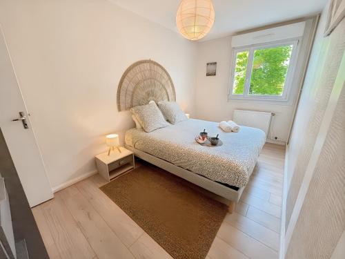 une petite chambre avec un lit et une fenêtre dans l'établissement Appartement à 10 minutes à pied du centre ville avec parking privé et balcon, à Caen