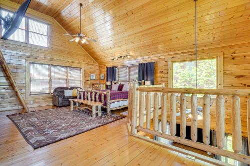 Posezení v ubytování Mountain Dreams Cabin Hot Tub, Sauna and Views!