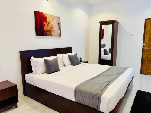 a bedroom with a large bed in a room at Queens Mount Glen Heights in Nuwara Eliya