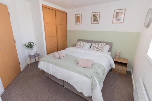 Katil atau katil-katil dalam bilik di Stylish 2-Bed, City Centre Gem, Walk to Station, Grand Theatre & Hospital