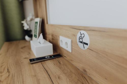 a remote control sitting on a table next to an electrical outlet at Pension Kinzl mit E-Ladestation in Offenhausen