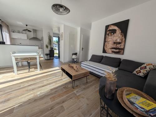 - un salon avec un canapé, une table et un piano dans l'établissement Villa privative avec jardin - 15 min Valence, à Châteaubourg