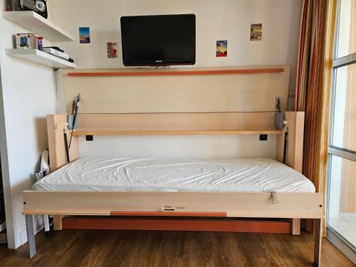 - une chambre avec des lits superposés et une télévision murale dans l'établissement Cap Esterel Cote d'Azur VUE MER, à Agay