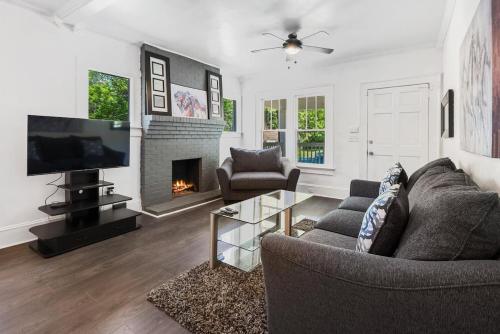 Charming 2 Bedroom Bungalow with wifi and AC in lovely Atlanta