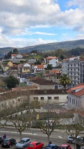 レドンデーラにあるErnestina Redondela Apartmentの駐車場車の街