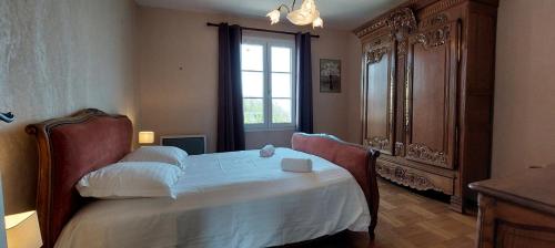 une chambre avec un lit et une fenêtre dans l'établissement Maison en bord de mer, à Grandcamp-Maisy