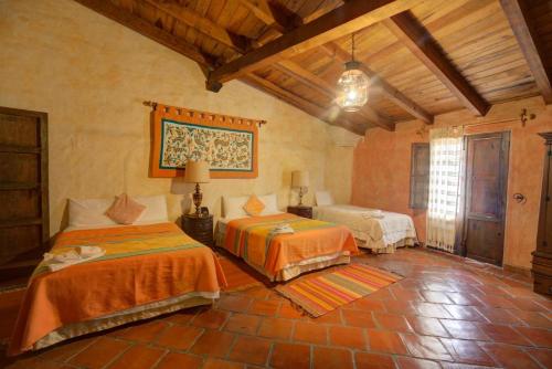 タパルパにあるHotel Casona de Manzanoの部屋にベッドが2つある寝室