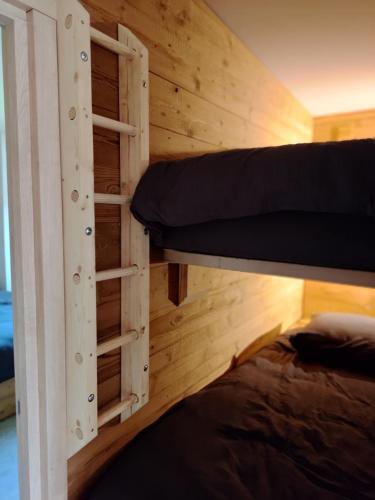 Postel nebo postele na pokoji v ubytování Gîte les caisses en bois et SPA accès PMR -Oslo-